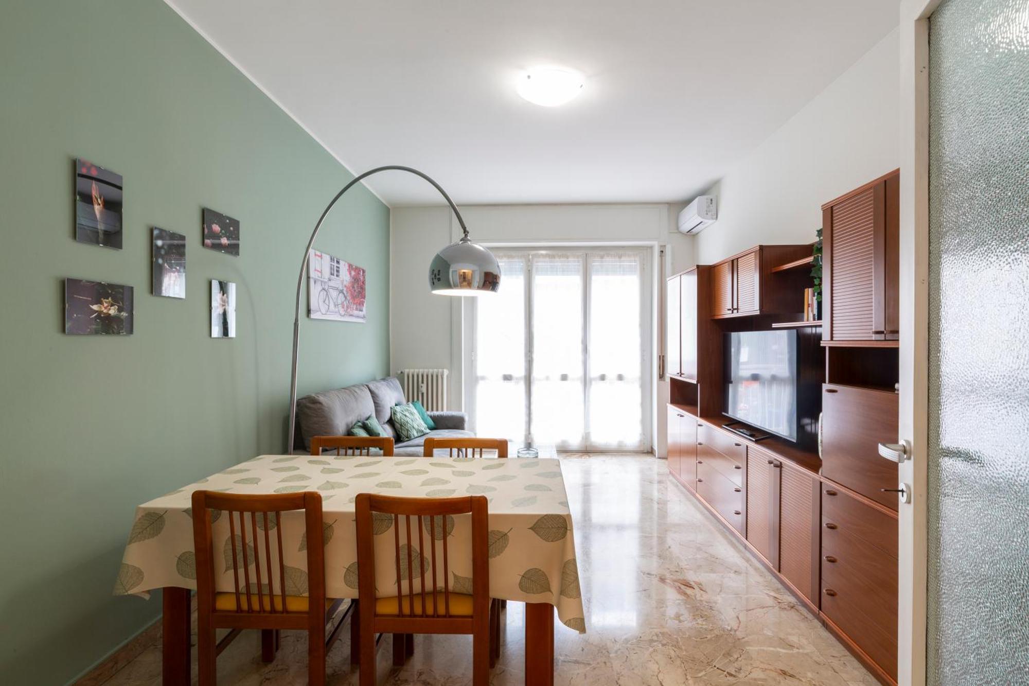 Feels Like Apartment *